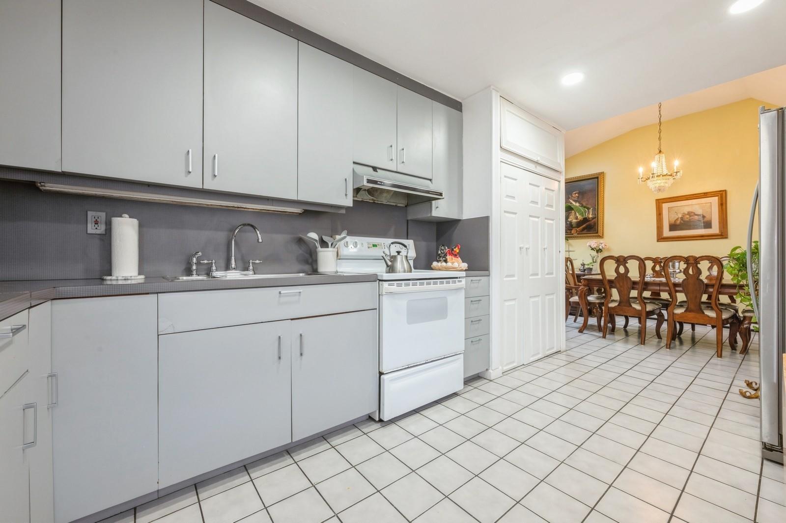 Single Family Gardiners  Nassau County, NY 11756, MLS-828853-3
