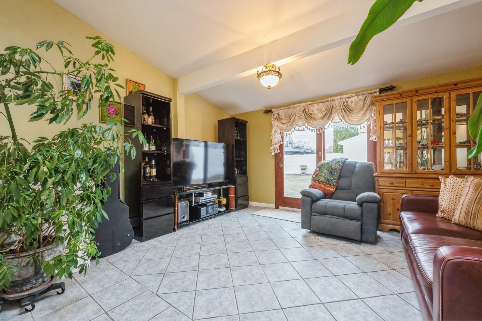 Single Family Gardiners  Nassau County, NY 11756, MLS-828853-8