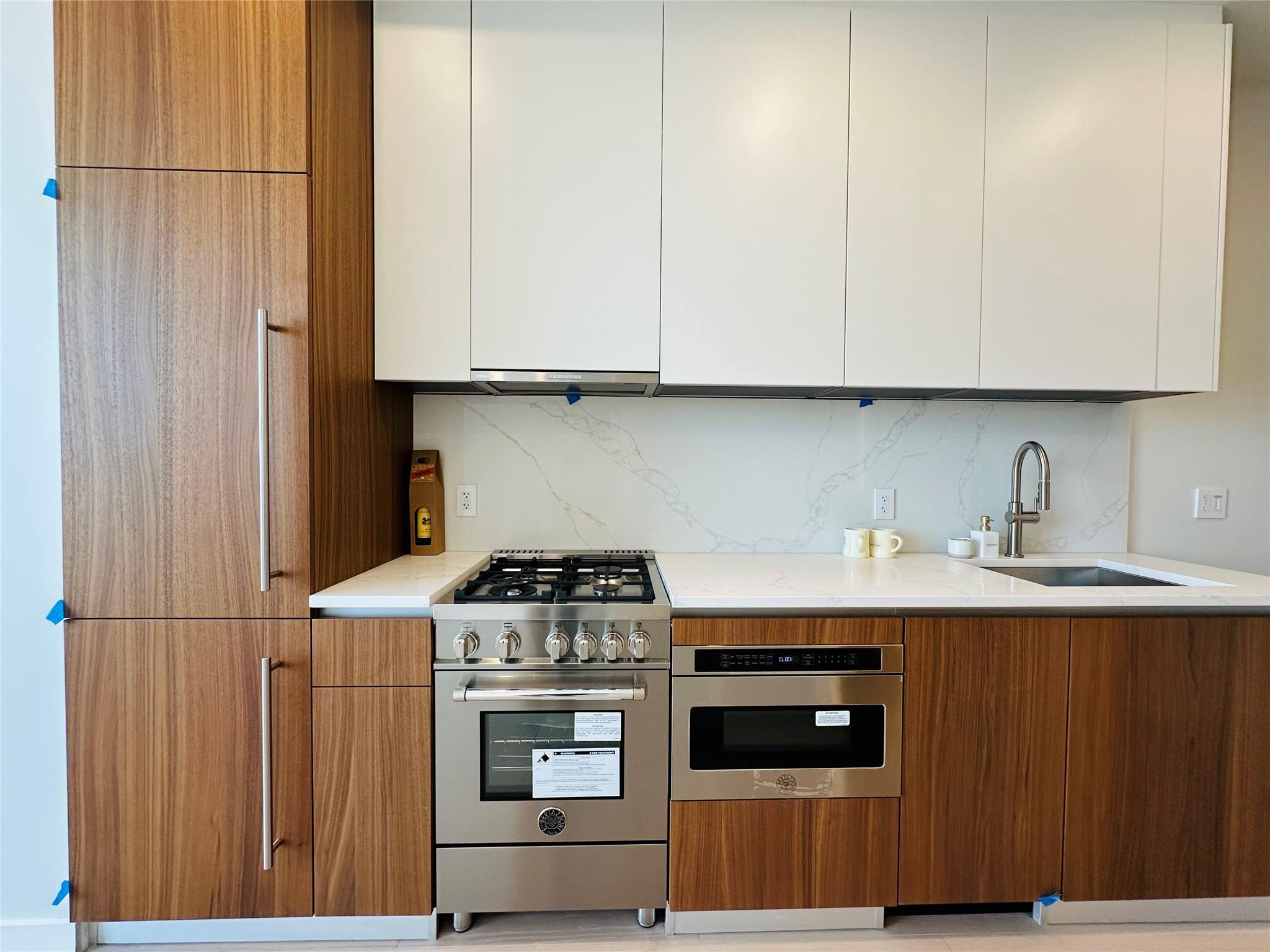 Apartment Leavitt  Queens, NY 11354, MLS-829128-9