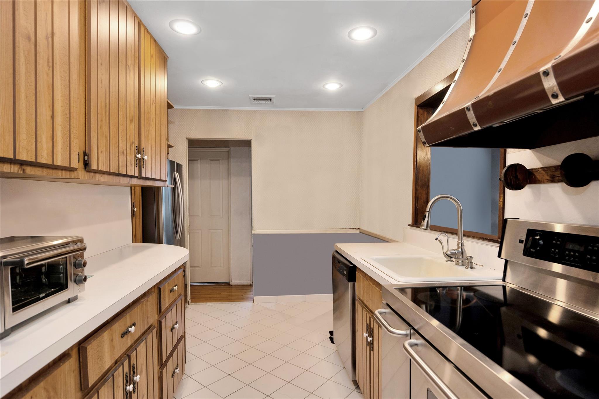 Single Family Oxford  Nassau County, NY 11758, MLS-830166-7