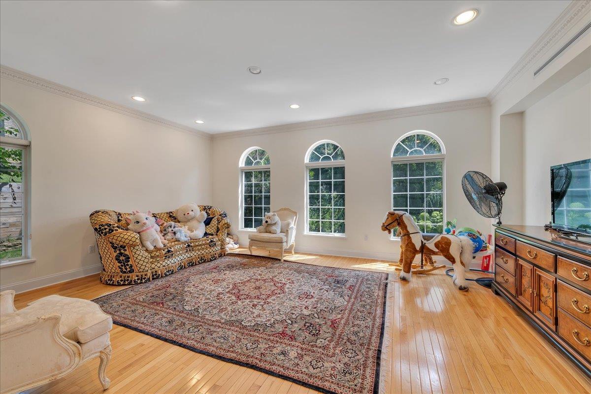Single Family Greenleaf  Nassau County, NY 11023, MLS-830368-21