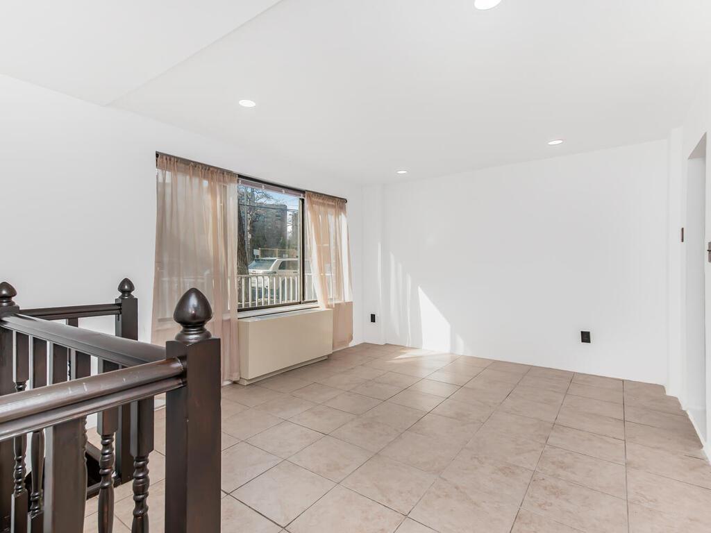 Apartment Netherland  Bronx, NY 10463, MLS-830882-11