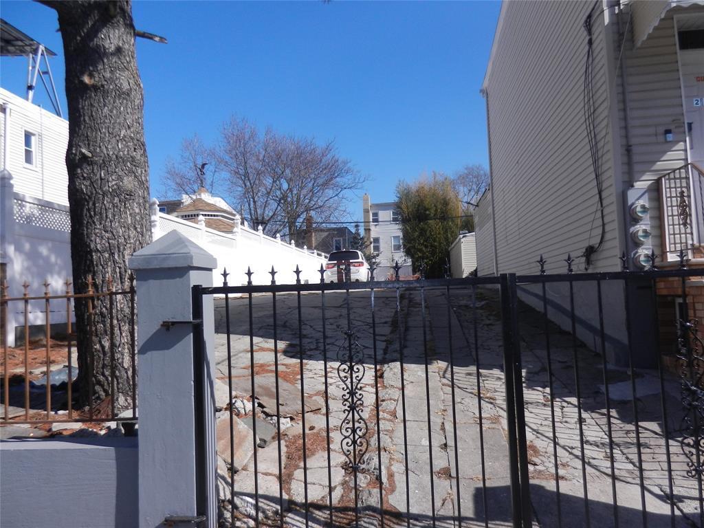 Single Family Essex  Brooklyn, NY 11208, MLS-831150-22