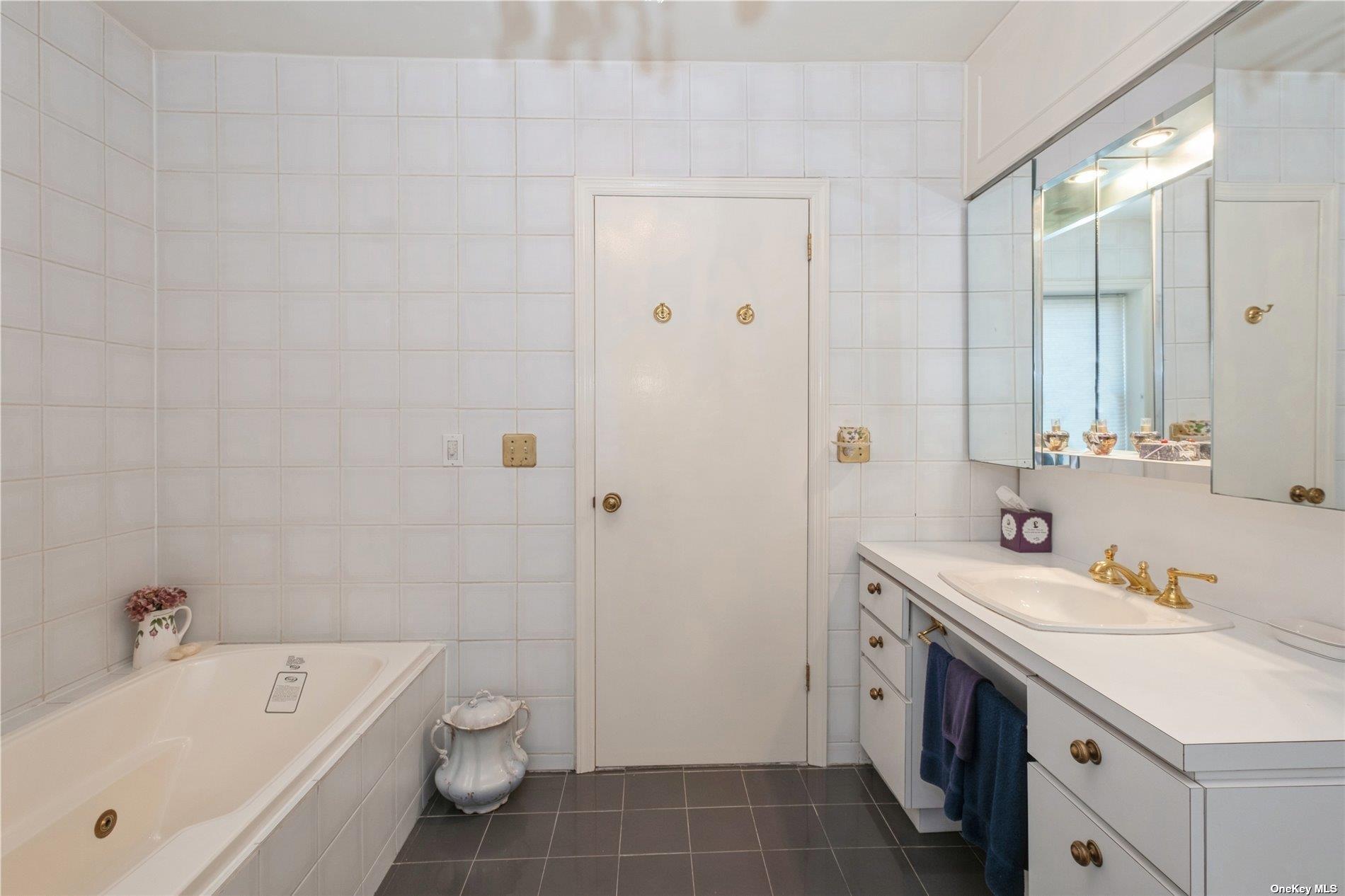Single Family Oxford  Nassau County, NY 11516, MLS-831240-25