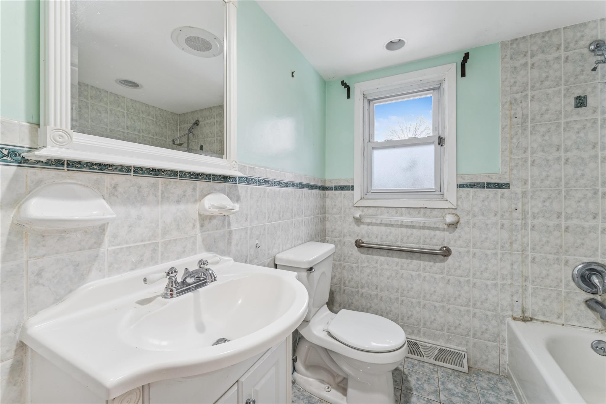 Single Family Foxcroft  Nassau County, NY 11507, MLS-831295-7