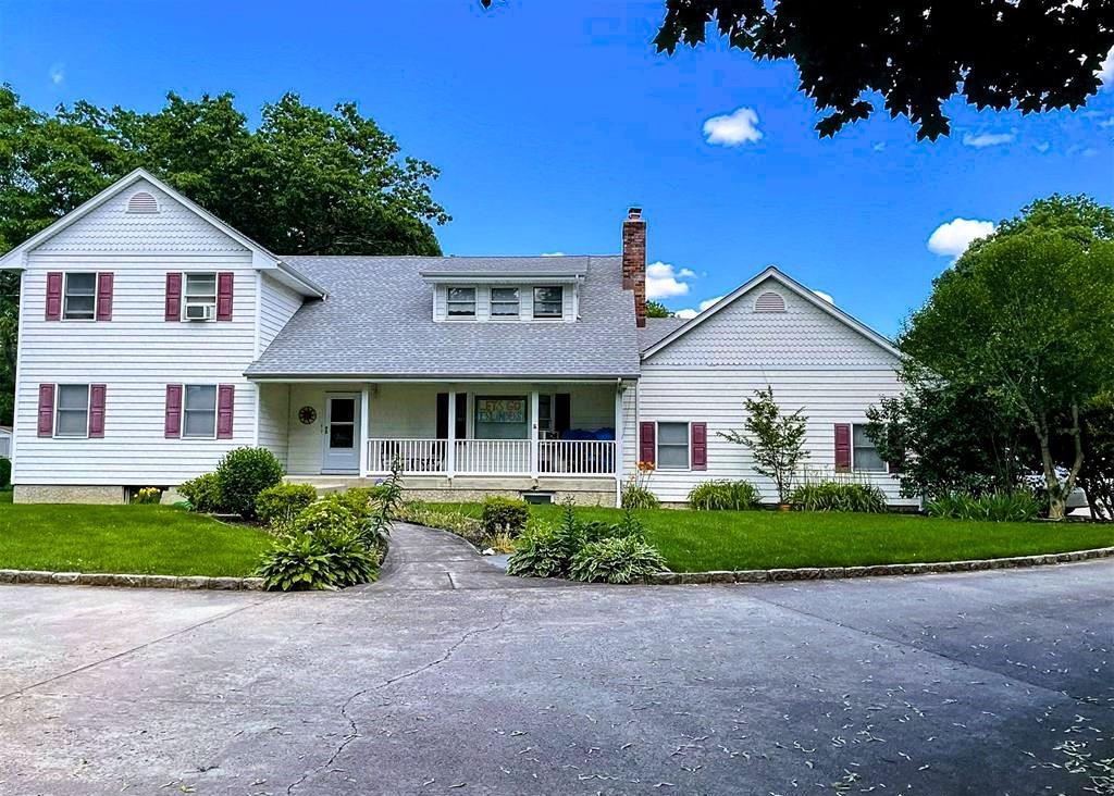 Single Family in Smithtown - Lake  Suffolk County, NY 11767