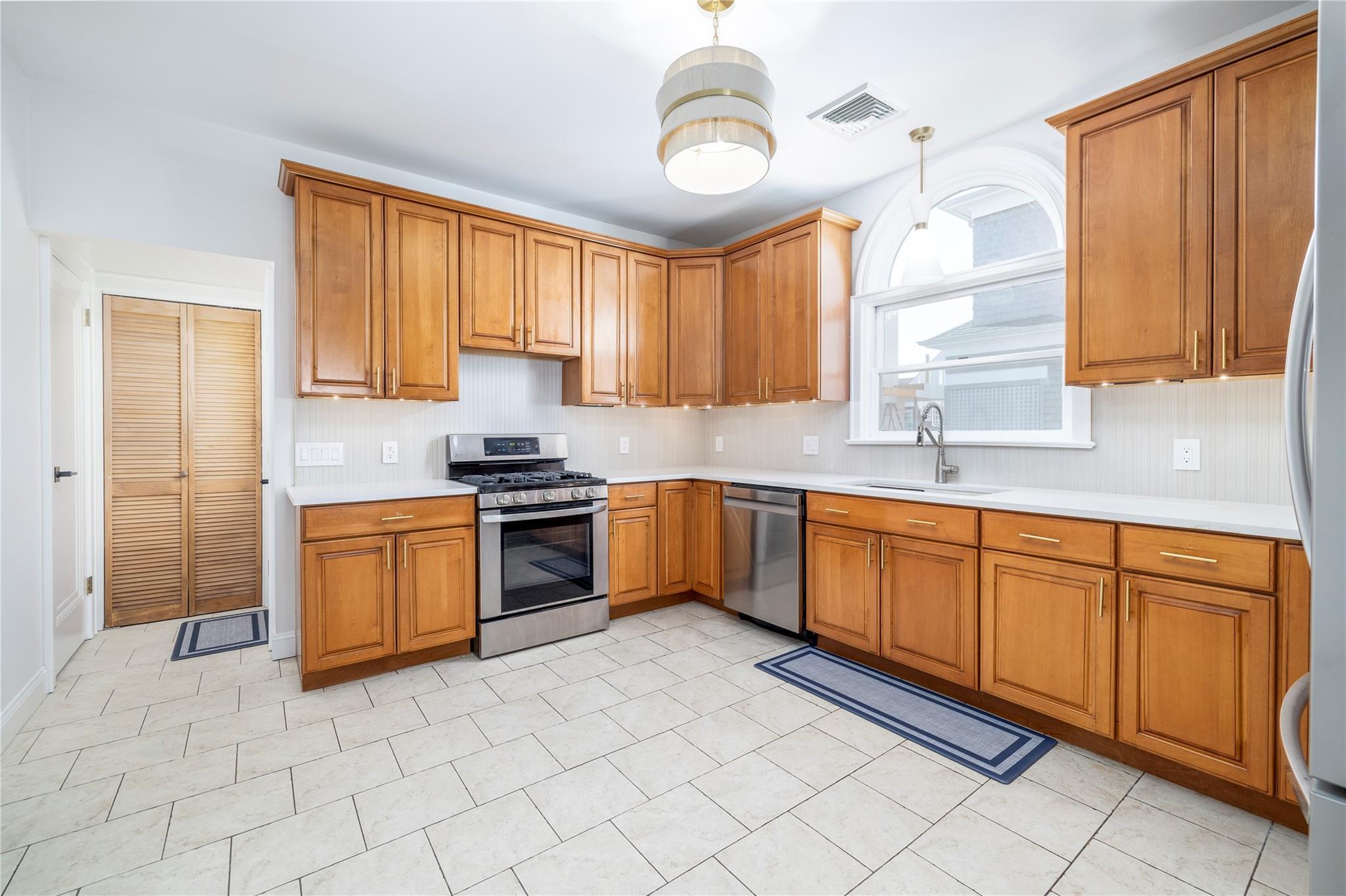 Single Family Cedarhurst  Nassau County, NY 11569, MLS-831813-7