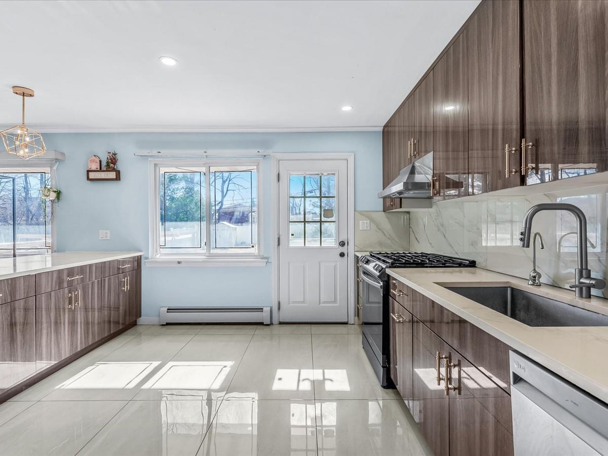 Single Family Robbins  Nassau County, NY 11753, MLS-832815-6