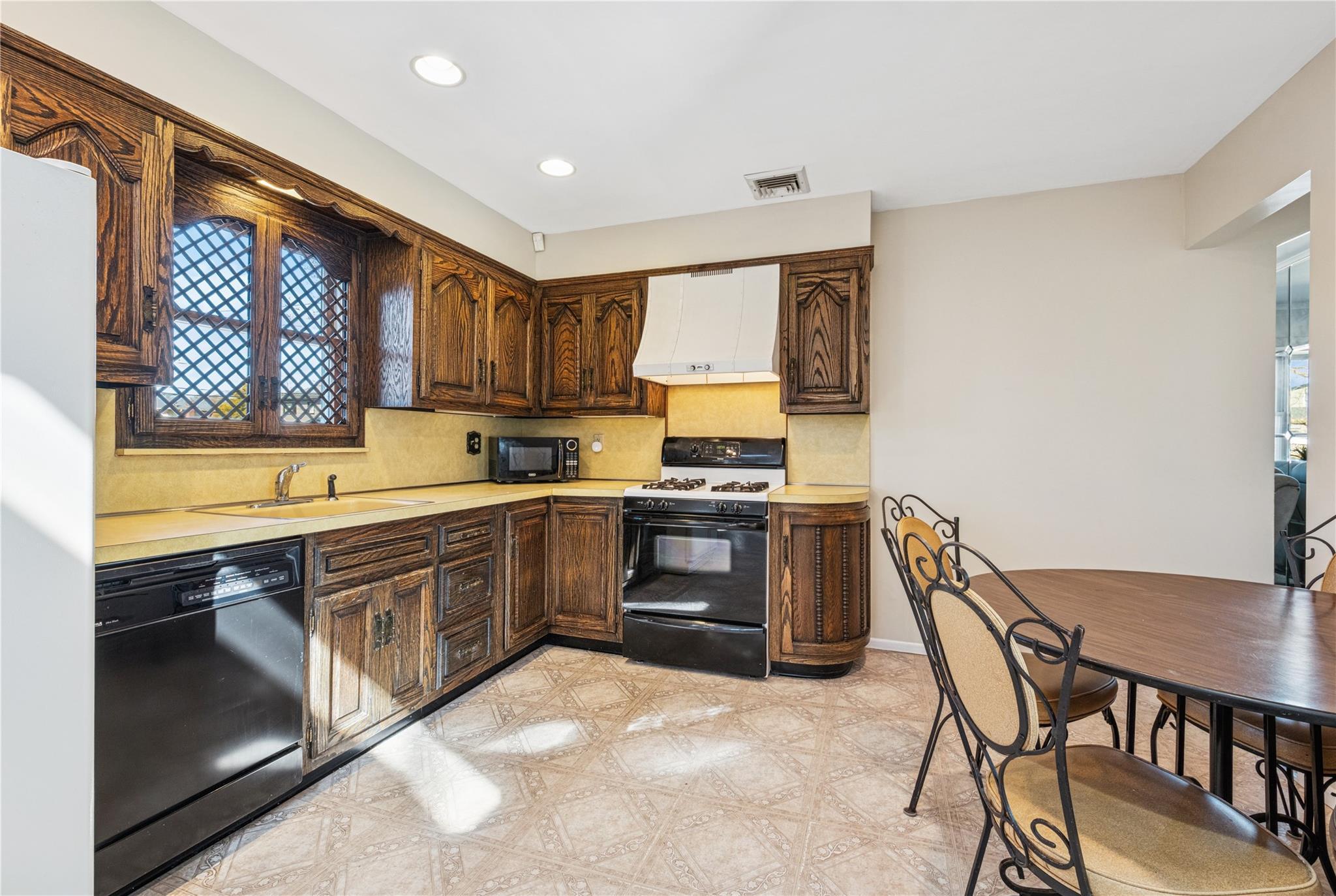 Single Family 9th  Suffolk County, NY 11704, MLS-833082-8