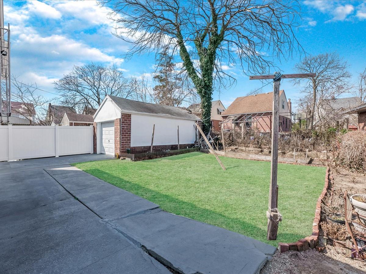Single Family 185th  Queens, NY 11413, MLS-833789-22
