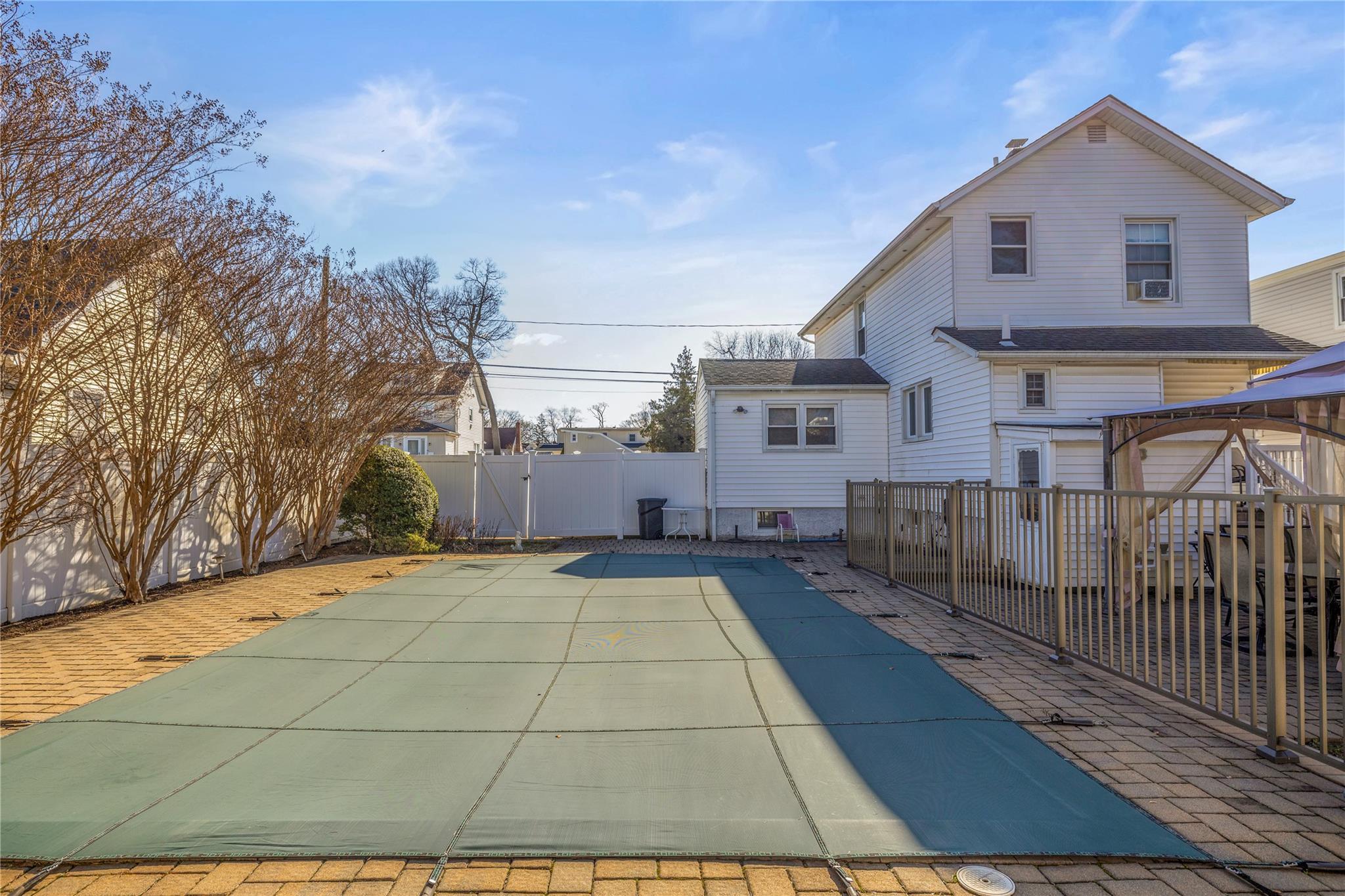 Single Family Thrush  Nassau County, NY 11552, MLS-833896-29