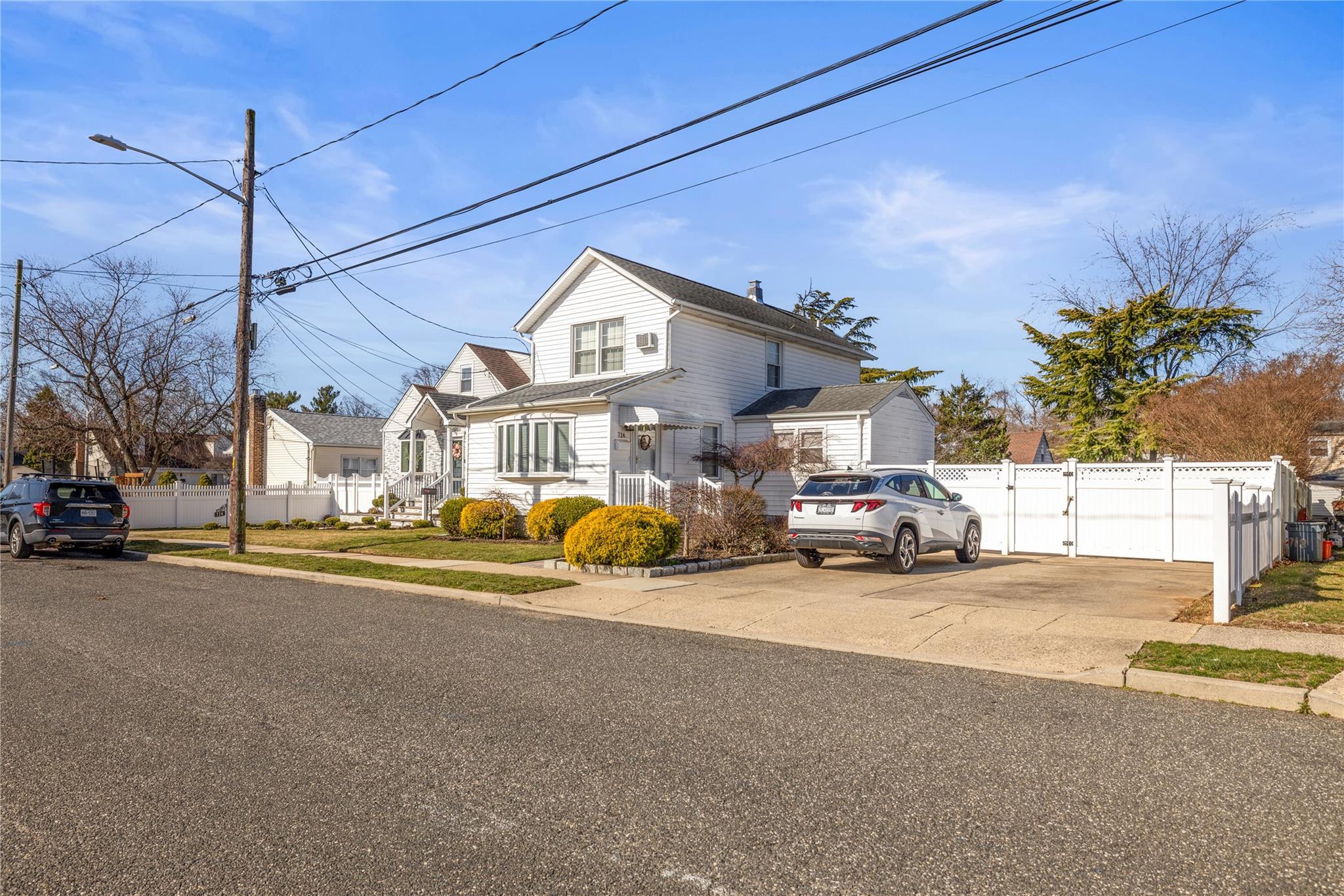 Single Family Thrush  Nassau County, NY 11552, MLS-833896-3