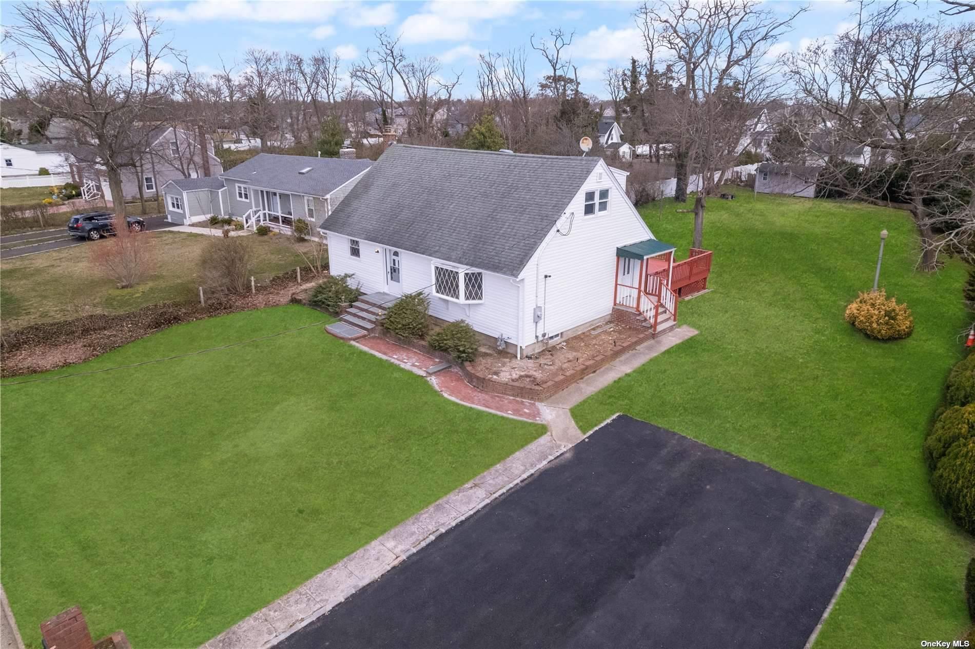 Single Family Hamilton  Nassau County, NY 11758, MLS-834144-15