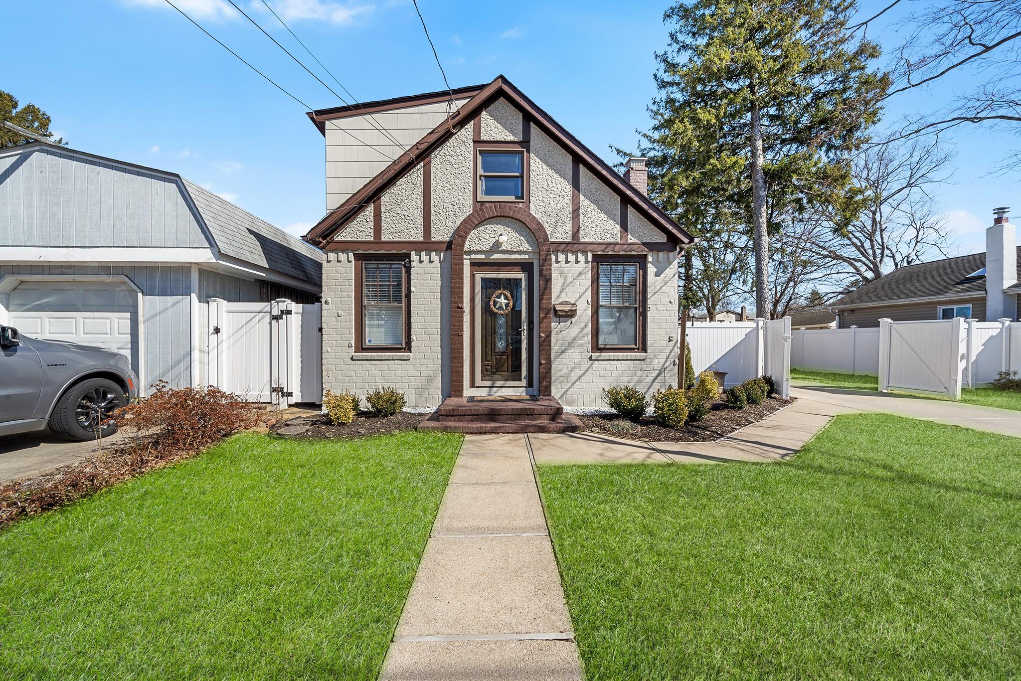 Single Family Westwood  Suffolk County, NY 11729, MLS-834653-3