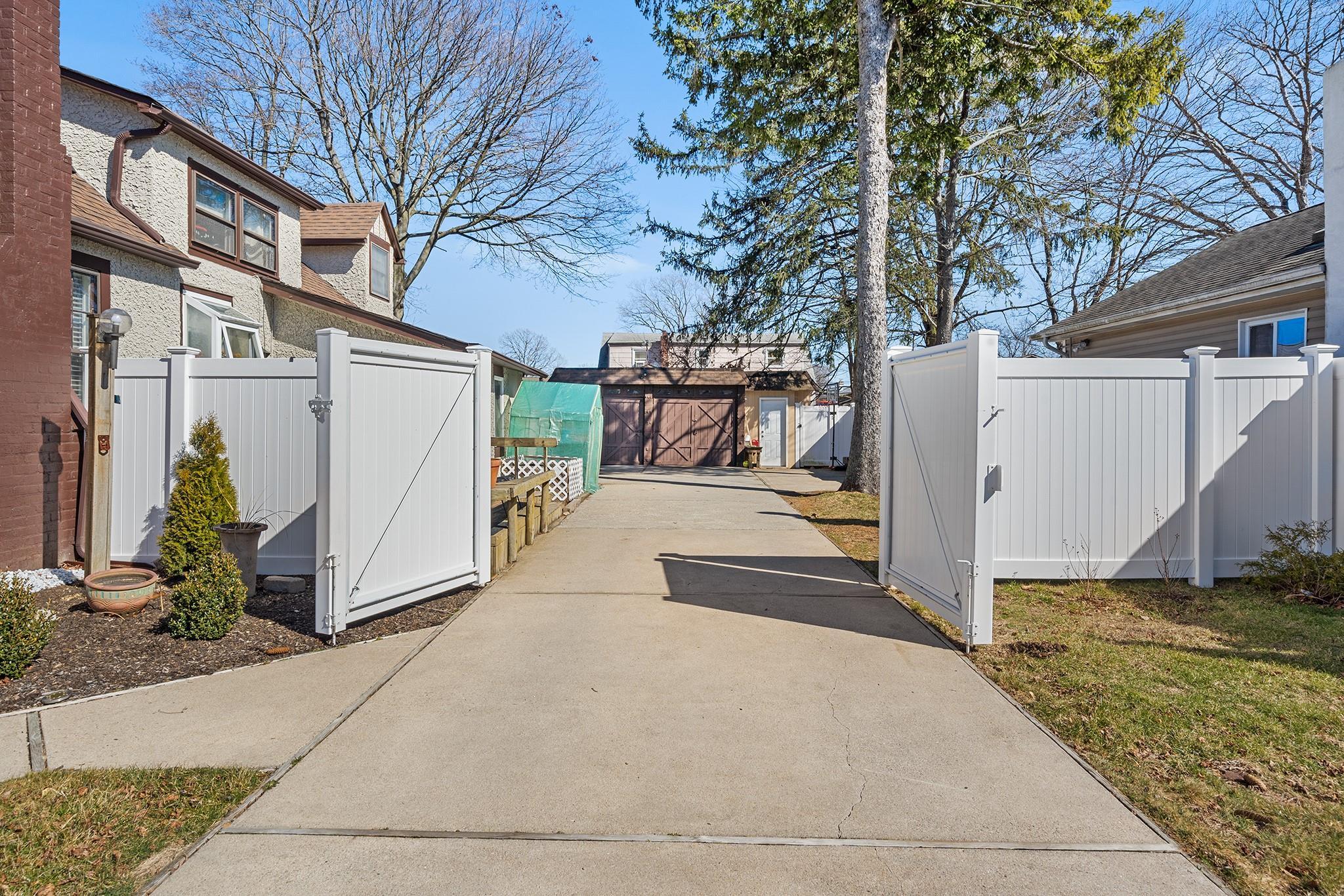 Single Family Westwood  Suffolk County, NY 11729, MLS-834653-33