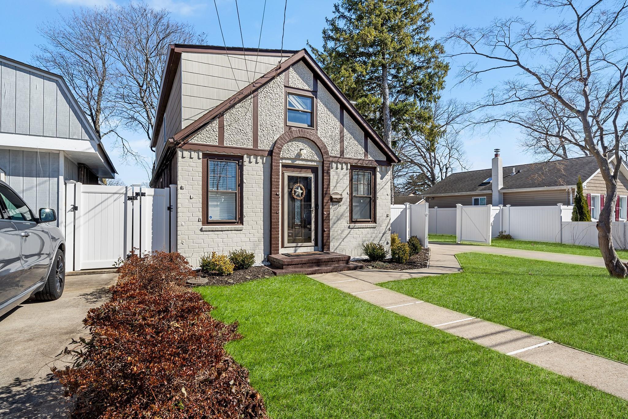 Single Family Westwood  Suffolk County, NY 11729, MLS-834653-4