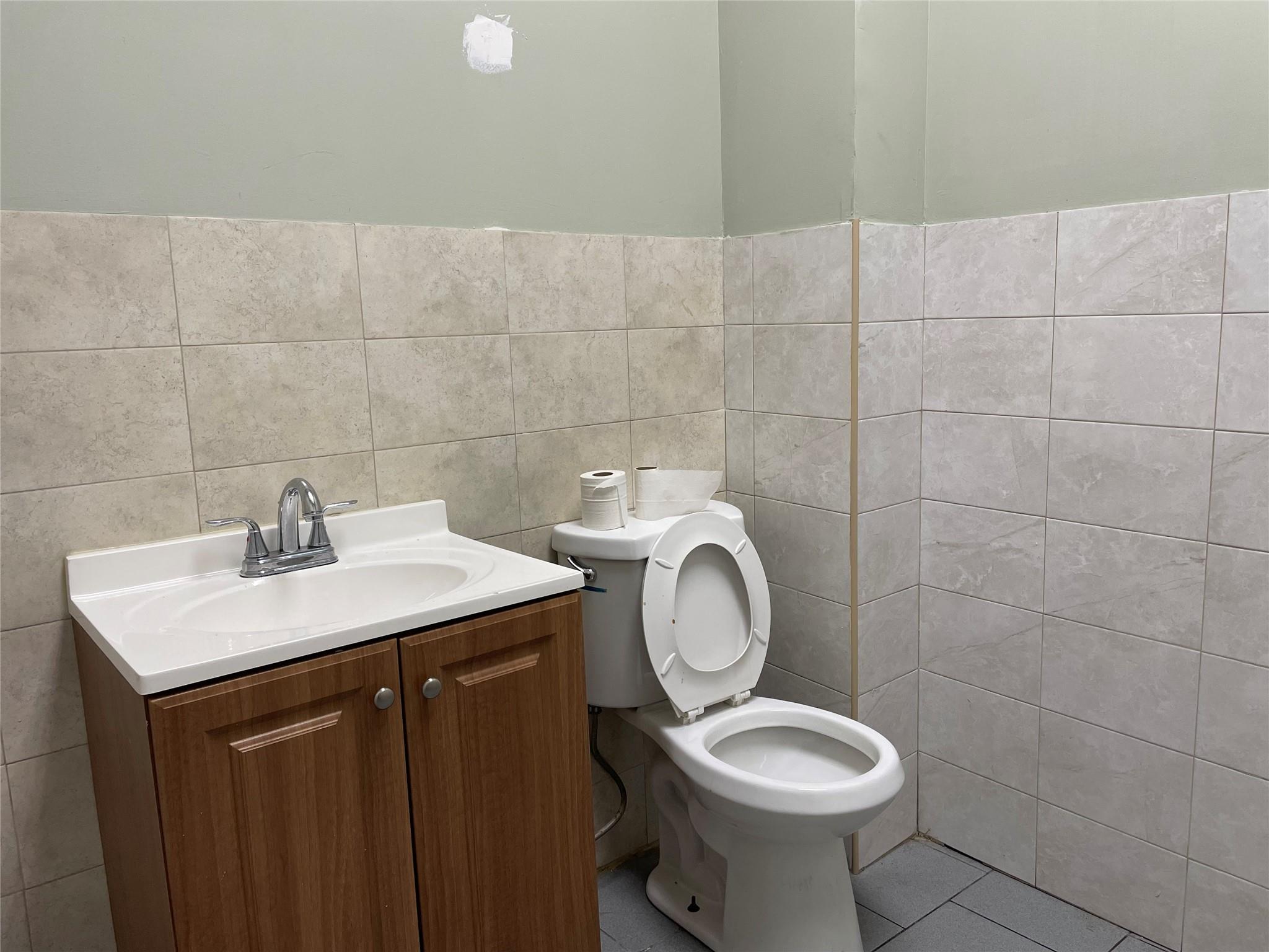 Commercial Lease Fulton  Brooklyn, NY 11208, MLS-834711-10