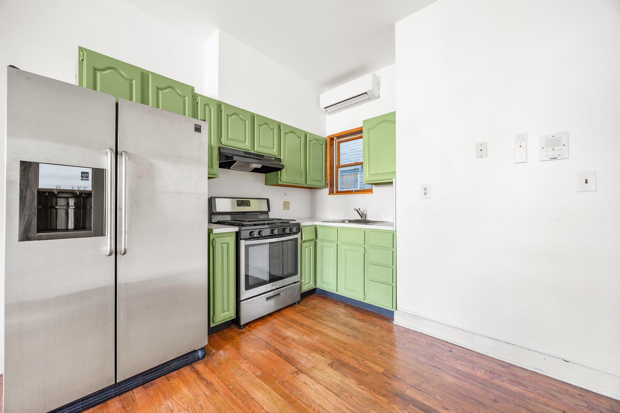 Single Family 34th  Queens, NY 11101, MLS-835000-7