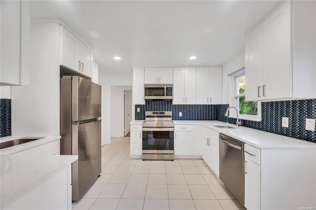 Single Family Ravine  Nassau County, NY 11023, MLS-835089-10