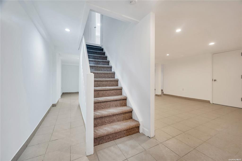 Single Family Ravine  Nassau County, NY 11023, MLS-835089-20