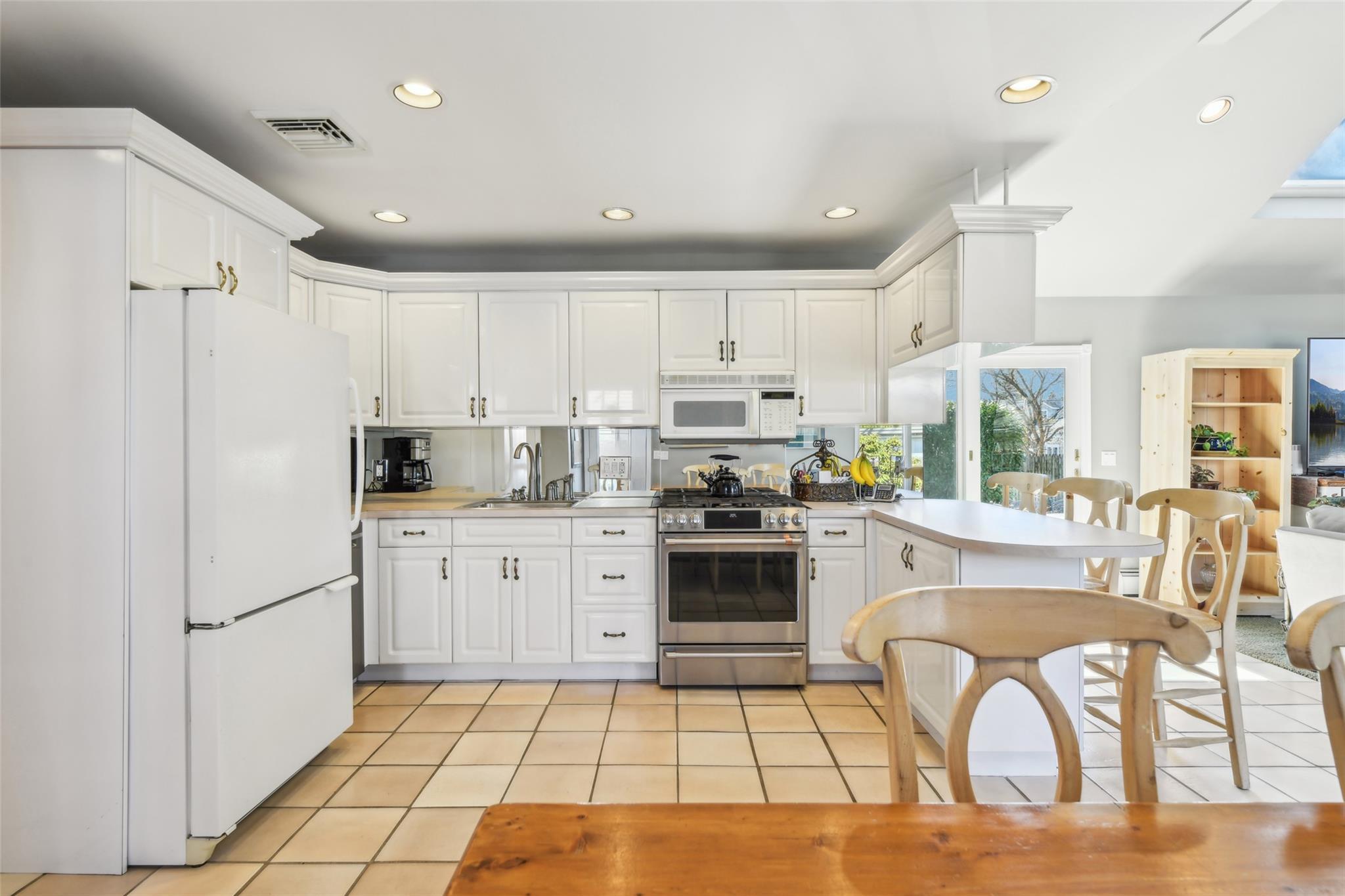 Single Family Pinehurst  Nassau County, NY 11735, MLS-835111-14