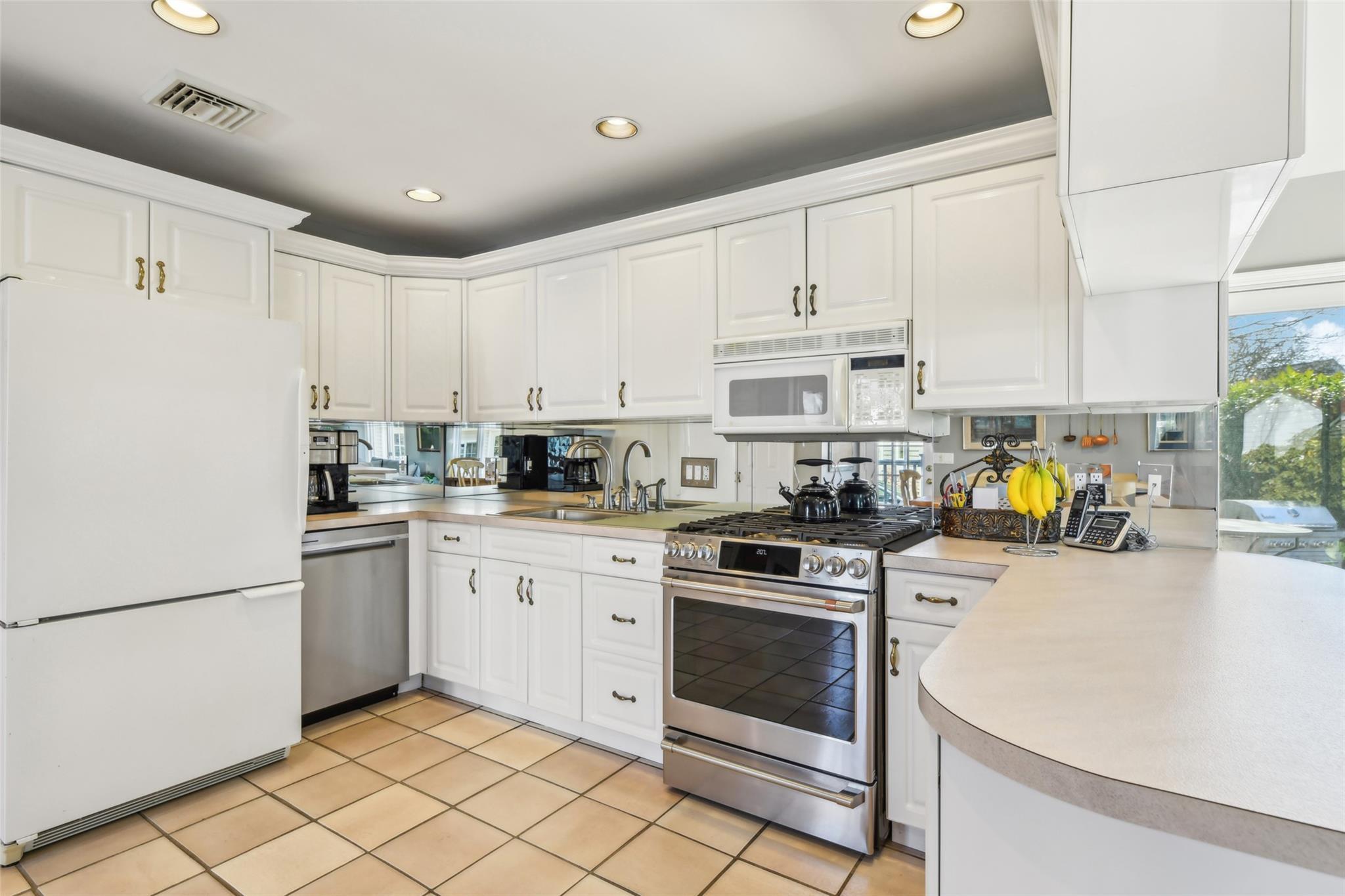 Single Family Pinehurst  Nassau County, NY 11735, MLS-835111-19