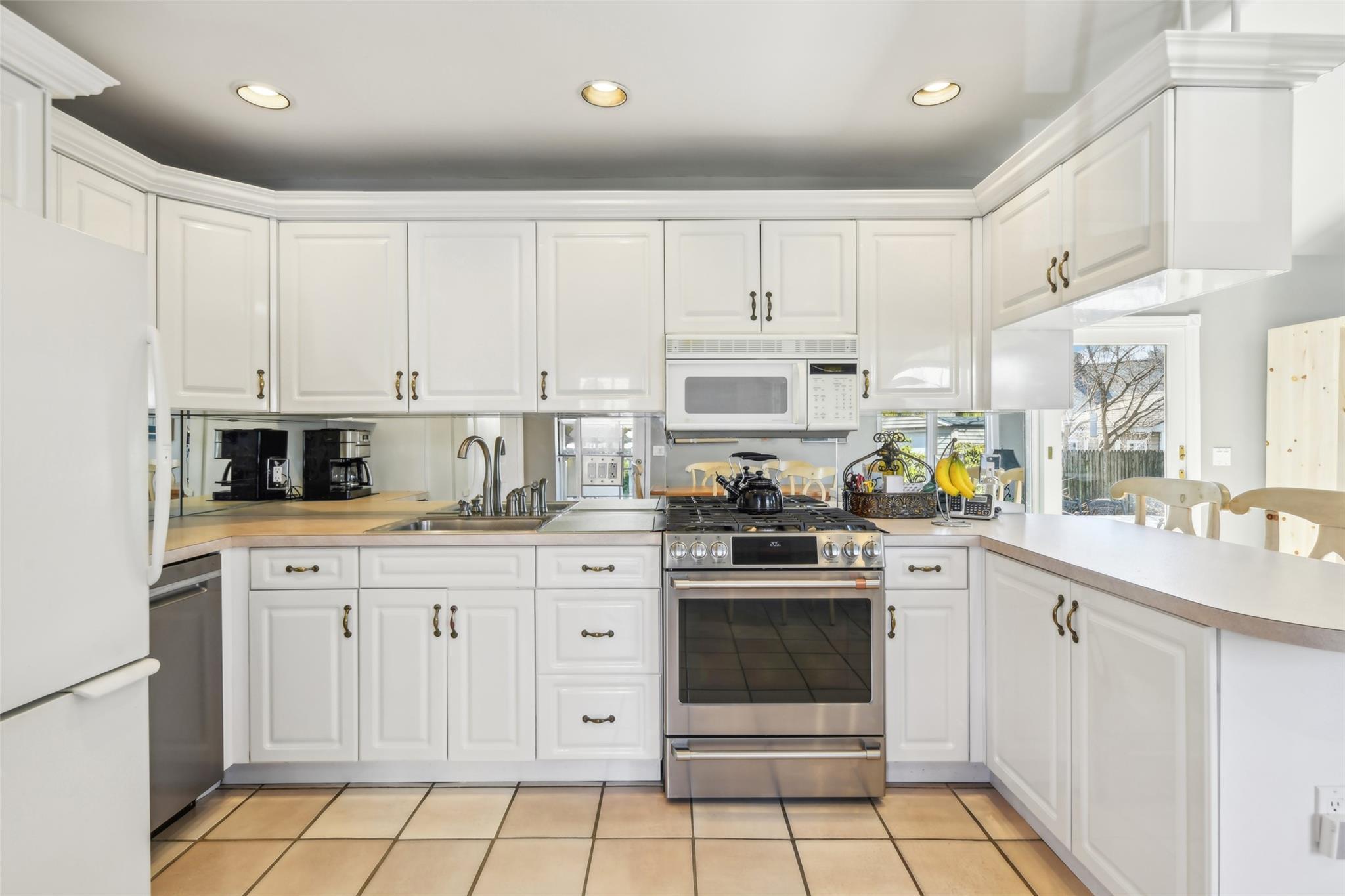 Single Family Pinehurst  Nassau County, NY 11735, MLS-835111-20