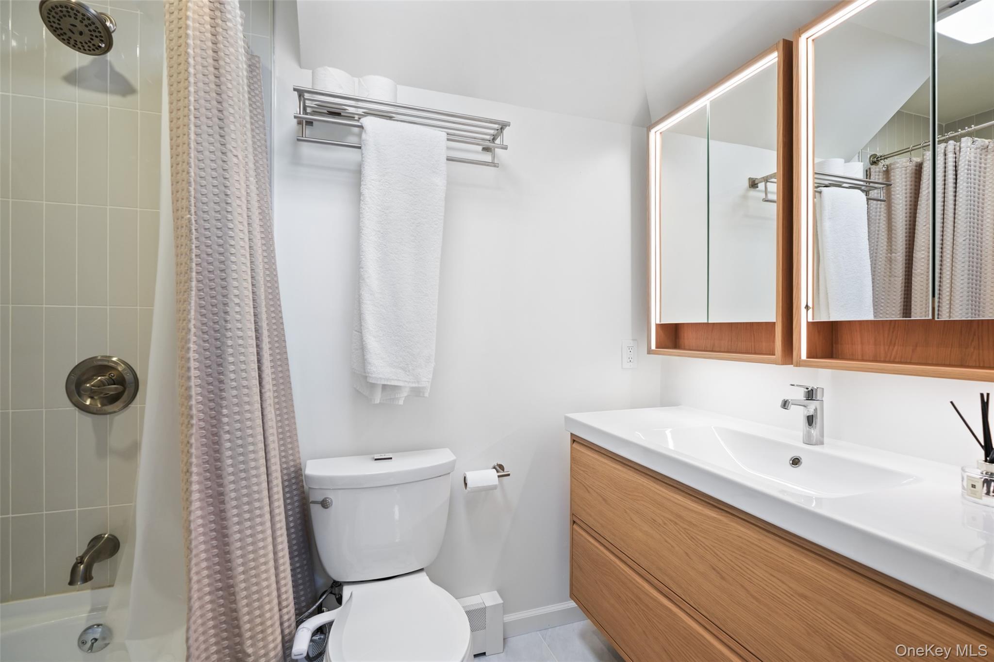 Single Family Round Hill Westchester County, NY 10522, MLS-835419-13