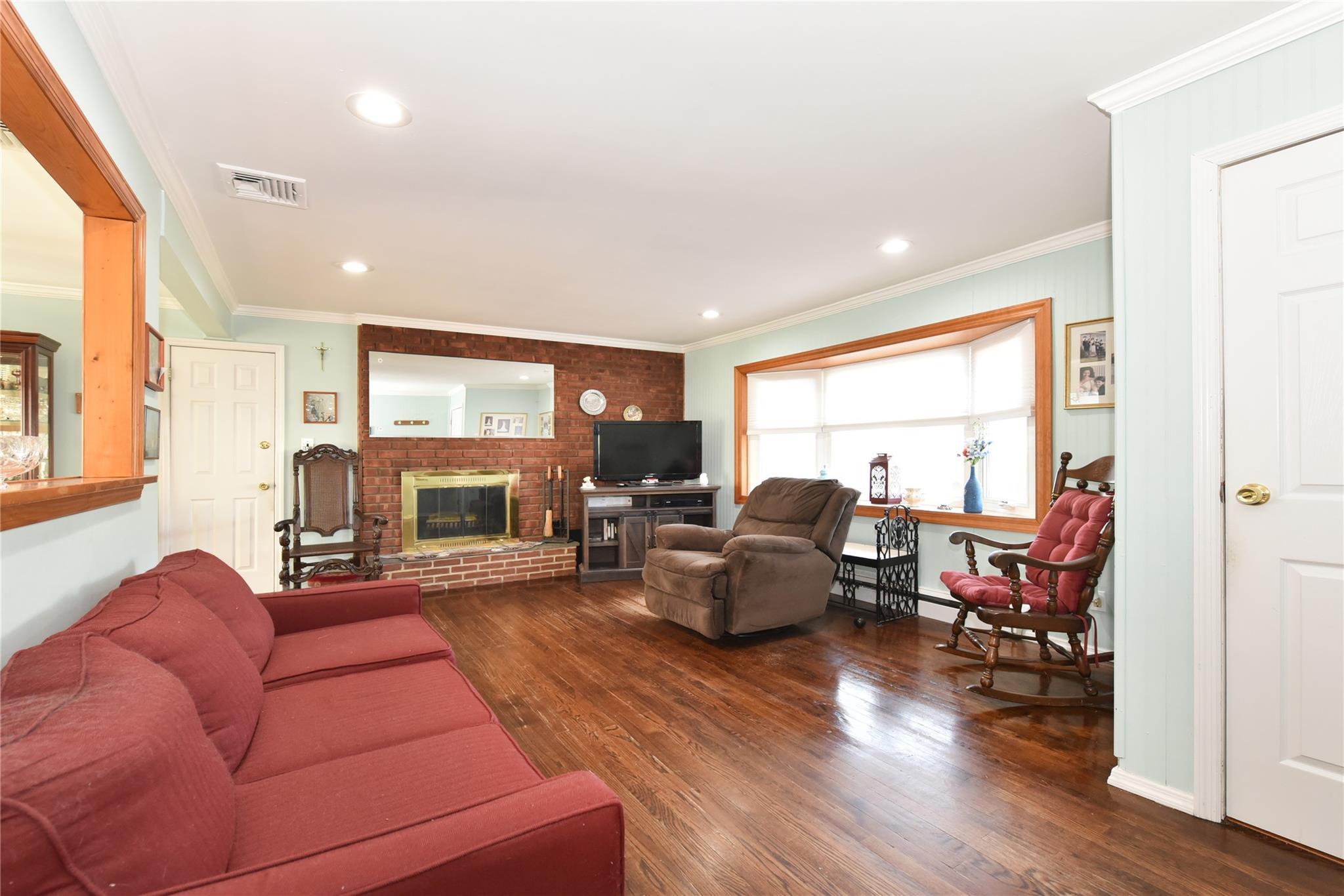 Single Family Maple  Nassau County, NY 11714, MLS-835551-5