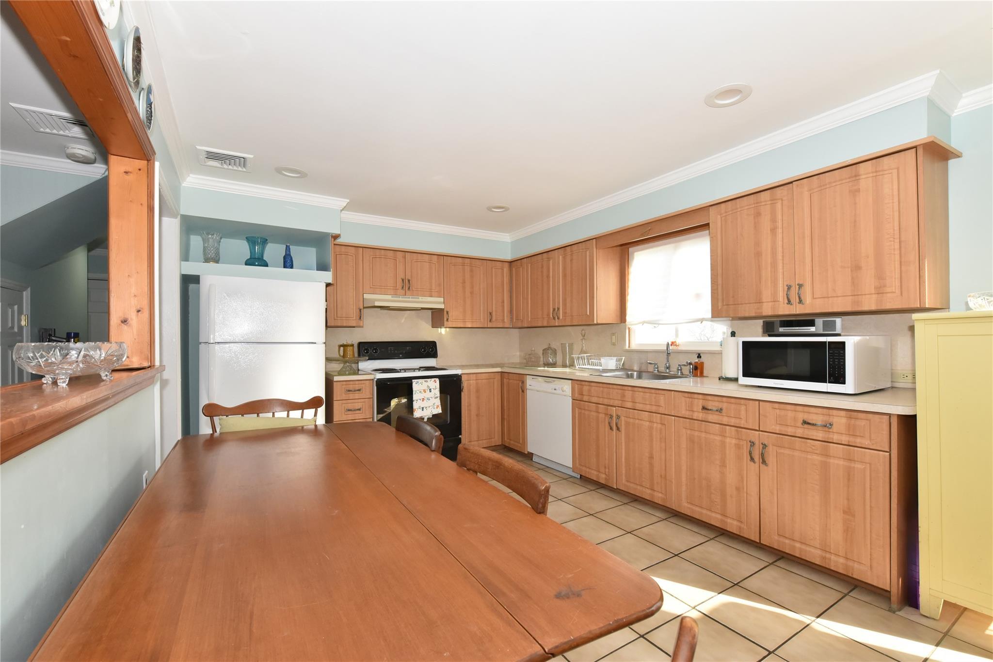 Single Family Maple  Nassau County, NY 11714, MLS-835551-8