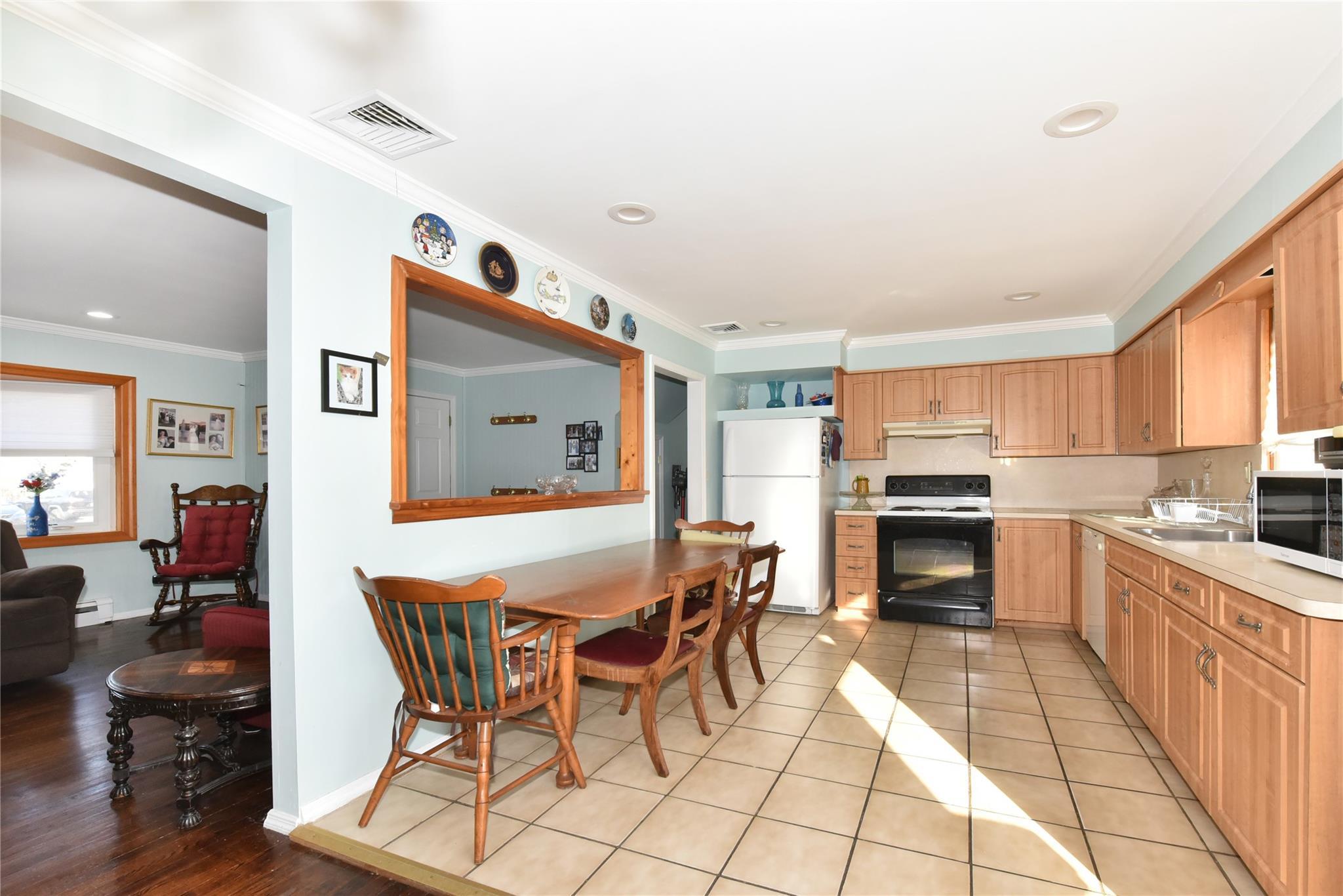 Single Family Maple  Nassau County, NY 11714, MLS-835551-9