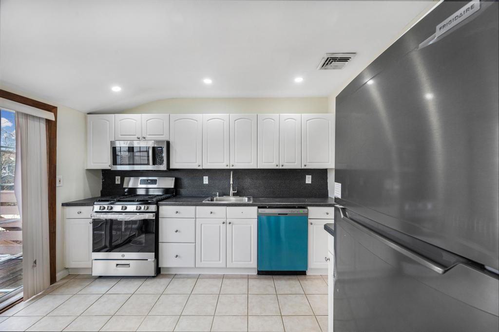 Single Family Seamans Neck  Nassau County, NY 11783, MLS-835603-11