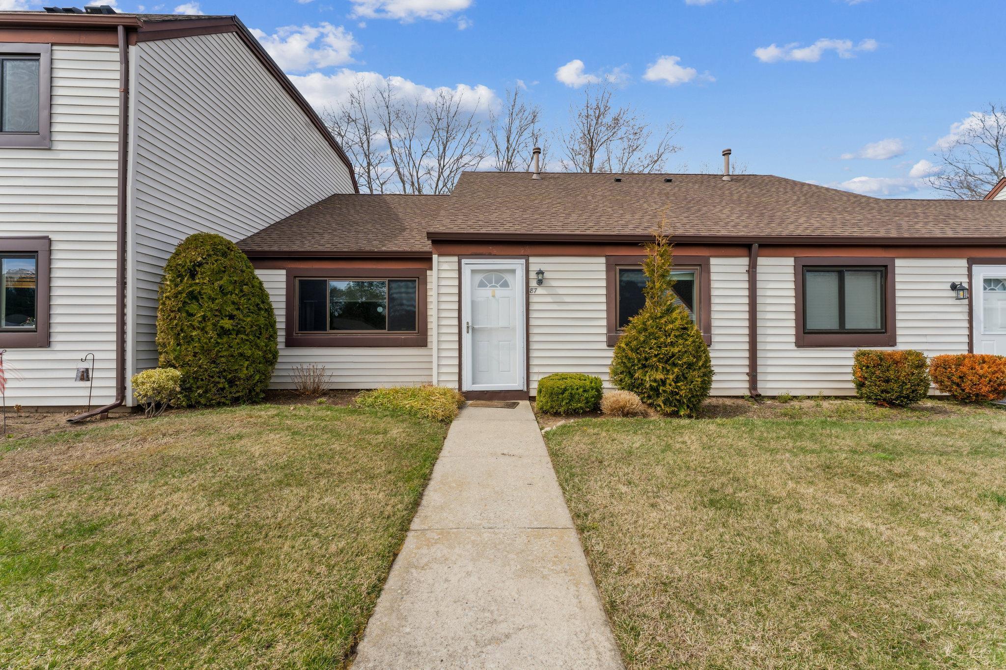 Coop in Brookhaven - Gauguin Ct.  Suffolk County, NY 11953
