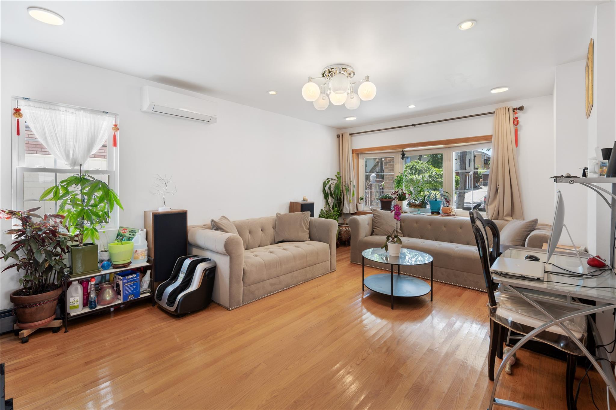 Single Family 64th  Queens, NY 11364, MLS-836511-10