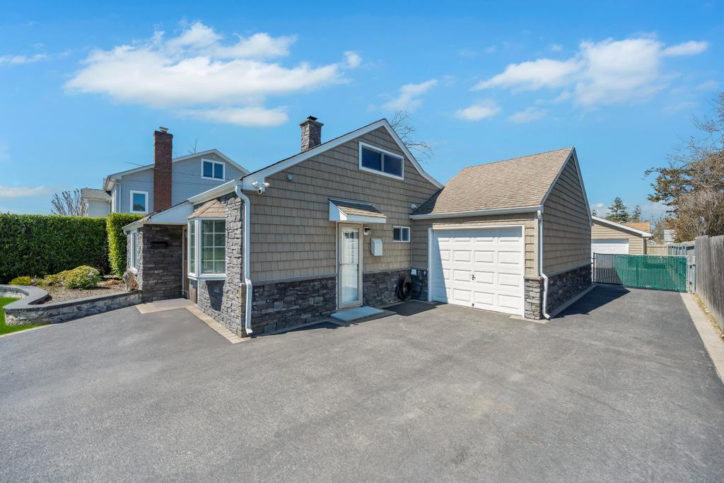 Single Family Maple  Suffolk County, NY 11751, MLS-837499-2