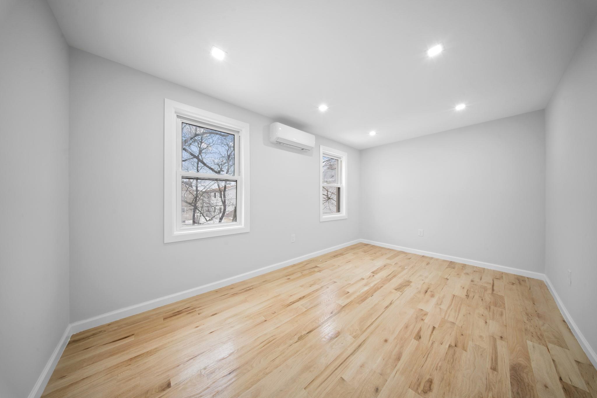 Single Family Grayson  Queens, NY 11413, MLS-837803-8