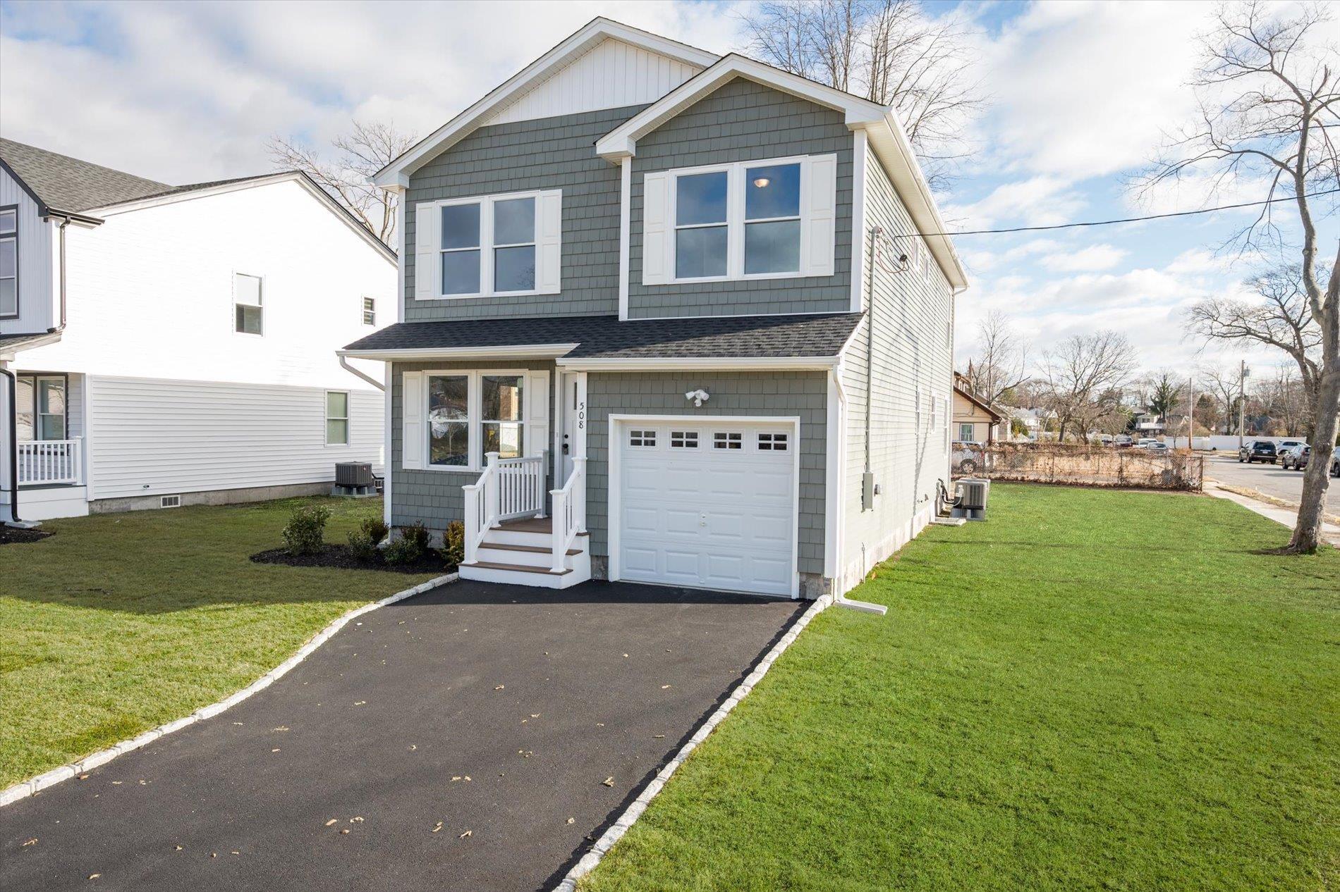 Single Family 36th  Suffolk County, NY 11798, MLS-838078-2