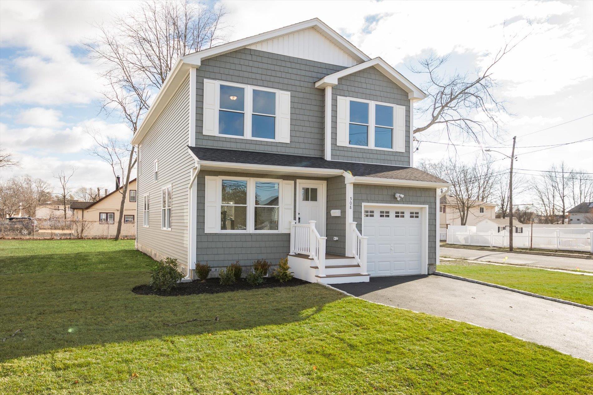 Single Family 36th  Suffolk County, NY 11798, MLS-838078-3