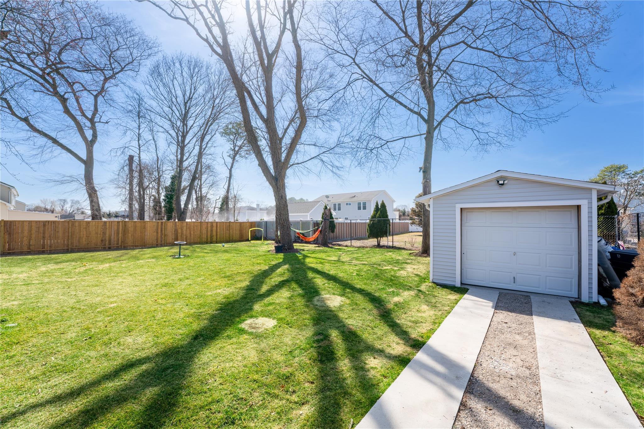 Single Family Manatuck  Suffolk County, NY 11706, MLS-838204-39