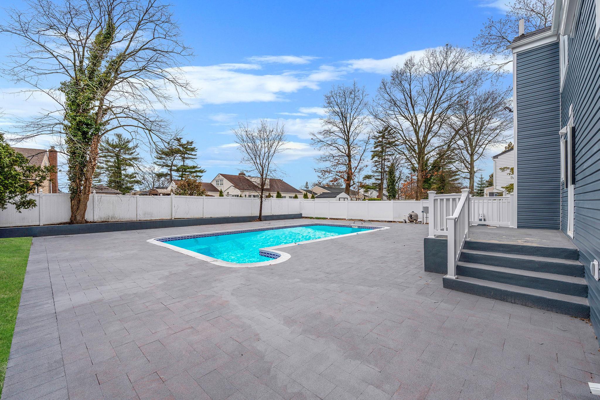 Single Family Moore  Nassau County, NY 11520, MLS-839514-4