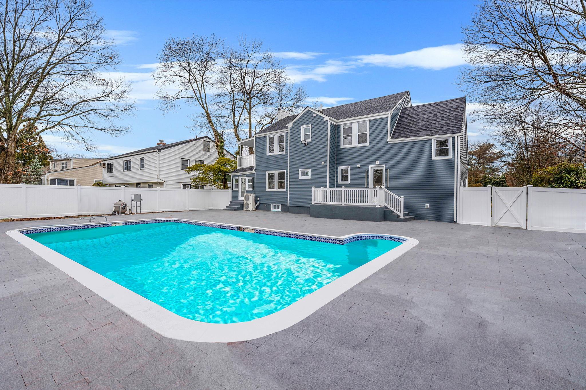 Single Family Moore  Nassau County, NY 11520, MLS-839514-5