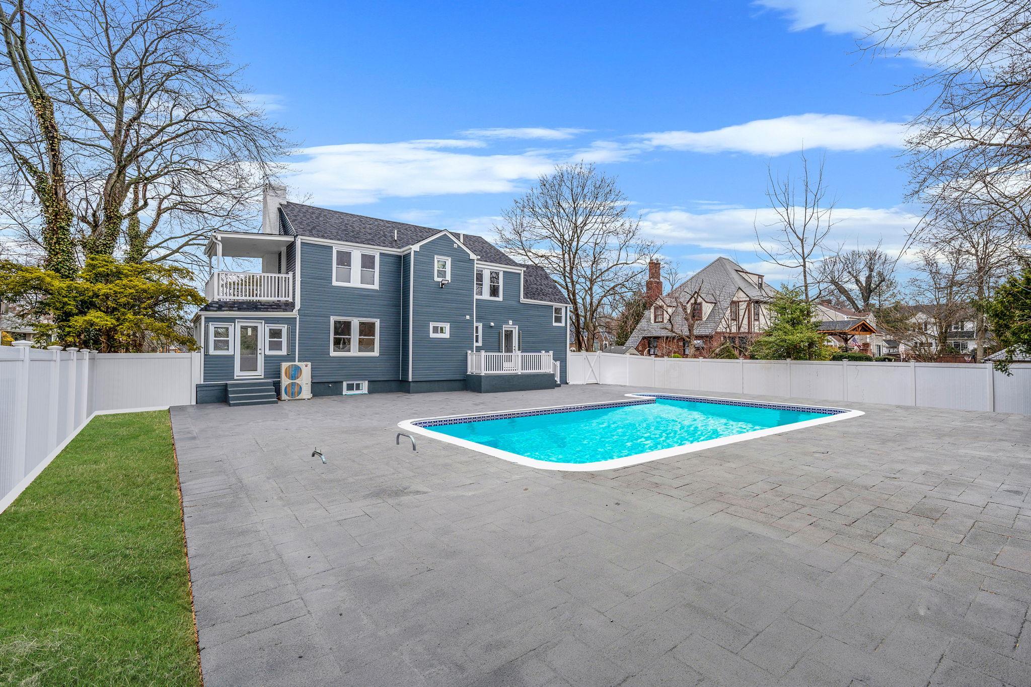 Single Family Moore  Nassau County, NY 11520, MLS-839514-7