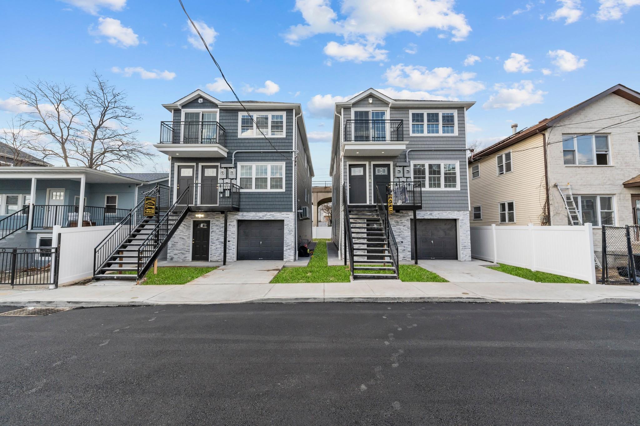 Single Family Brookhaven Avenue  Queens, NY 11691, MLS-839755-16