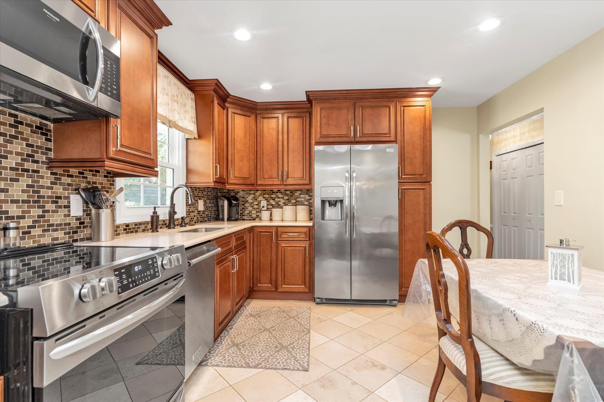 Single Family Oakdale  Suffolk County, NY 11721, MLS-840570-6