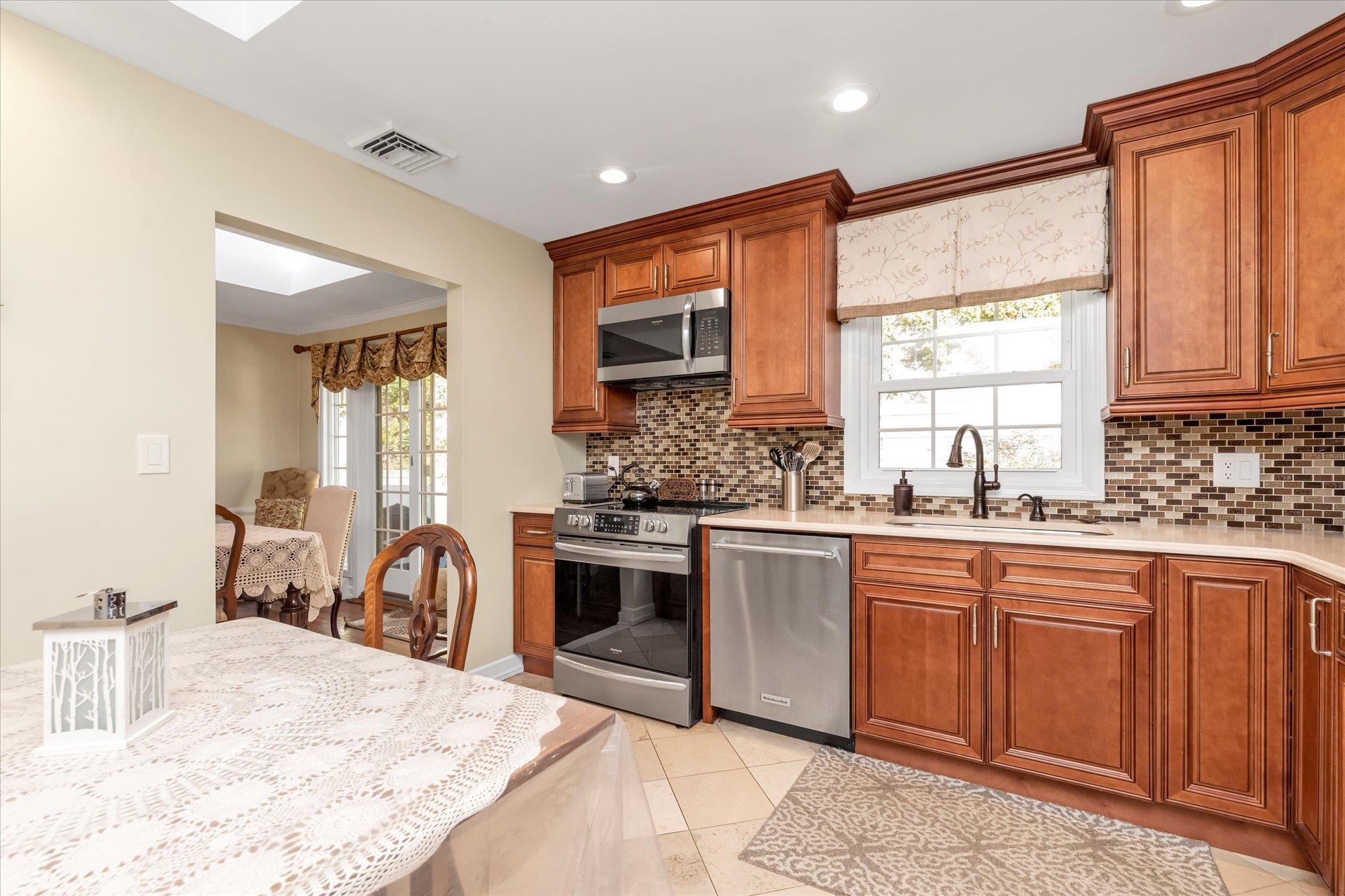 Single Family Oakdale  Suffolk County, NY 11721, MLS-840570-7