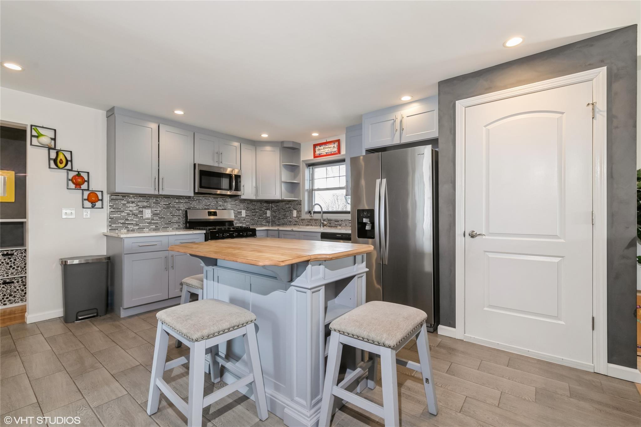 Single Family Youngs  Suffolk County, NY 11971, MLS-840724-10