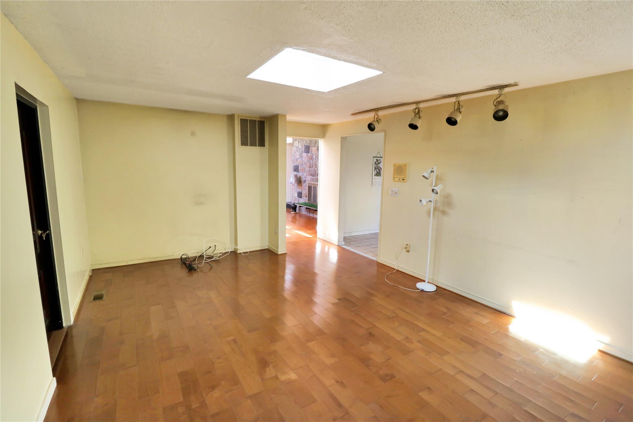 Single Family Valley View  Nassau County, NY 11021, MLS-841415-20