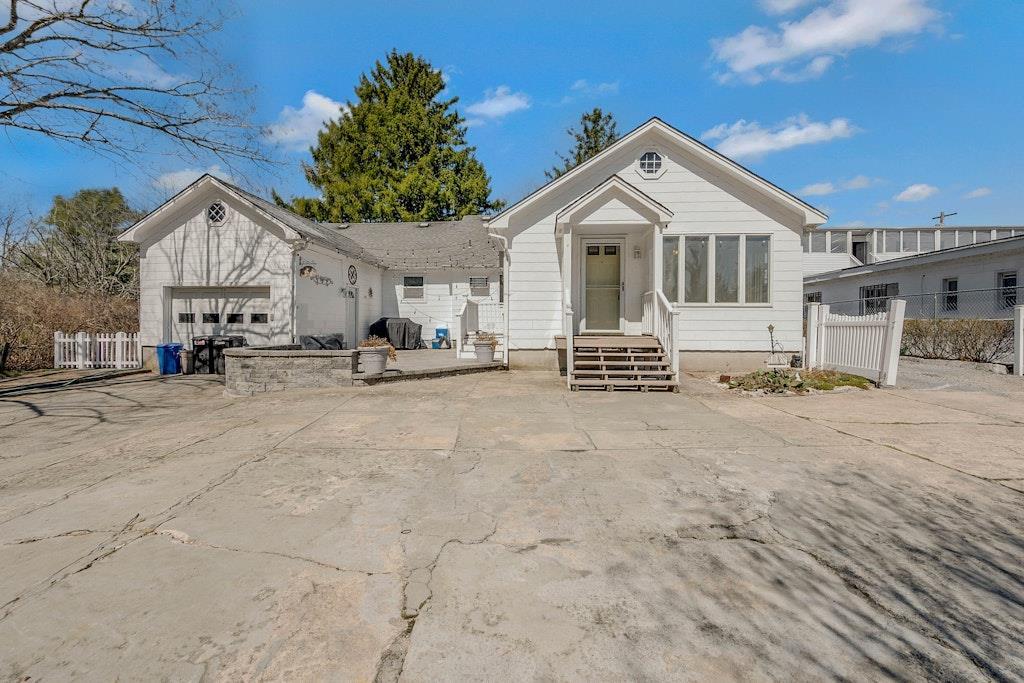 Single Family Main  Suffolk County, NY 11901, MLS-841854-35