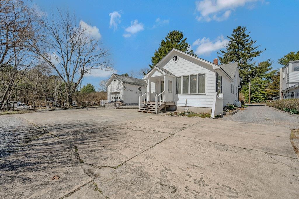 Single Family Main  Suffolk County, NY 11901, MLS-841854-36