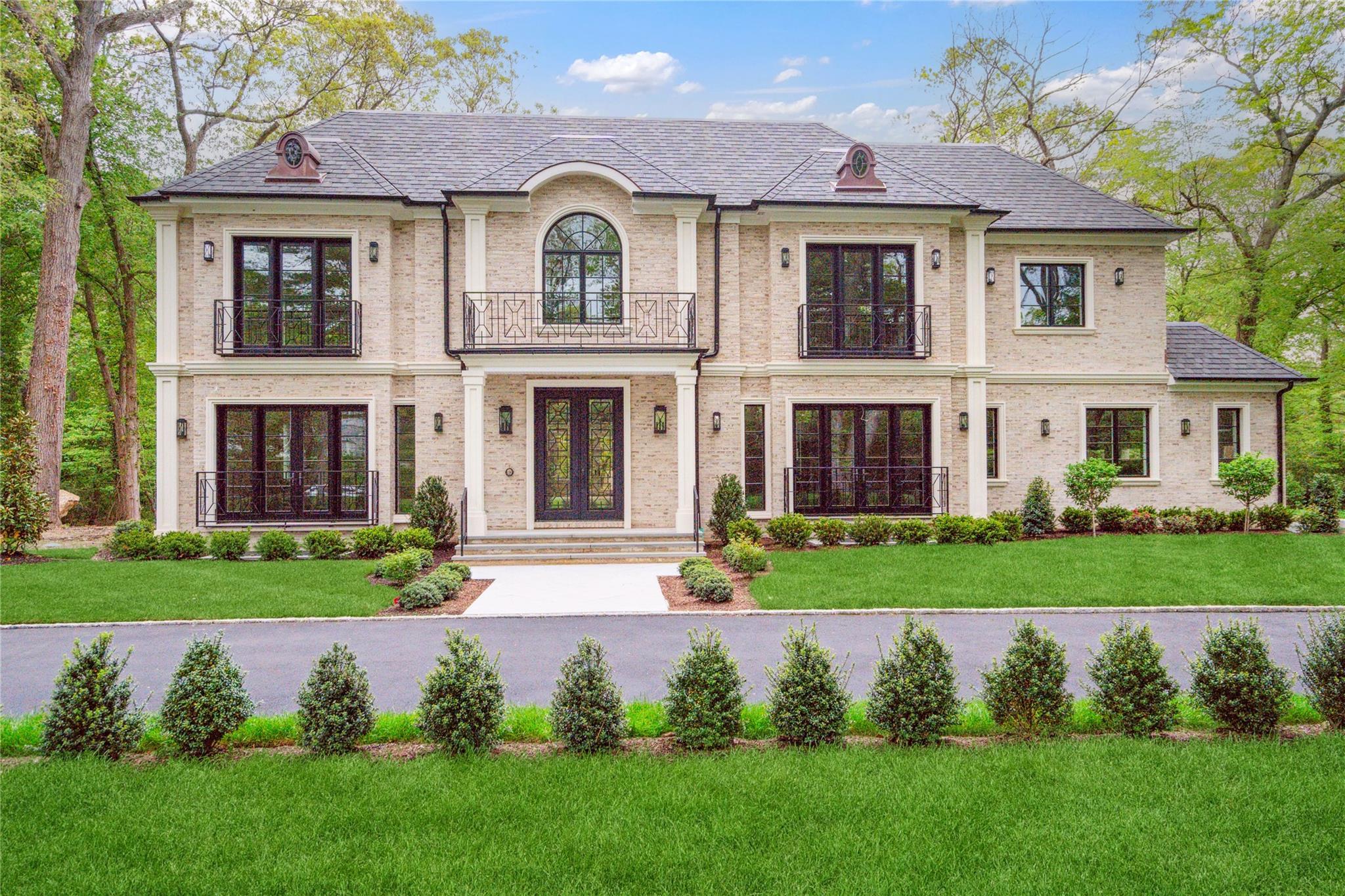 Single Family in Oyster Bay - Knollwood  Nassau County, NY 11545
